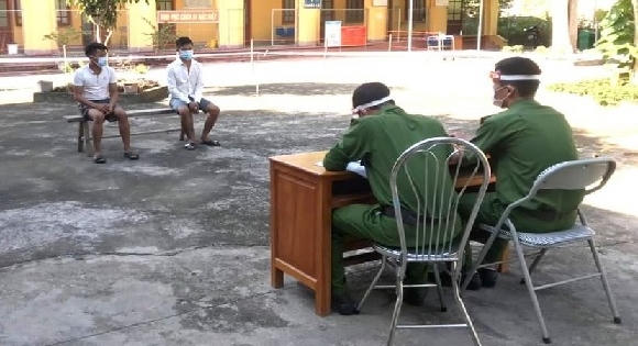Hai thanh niên trốn khỏi khu cách ly vừa về đến nhà thì bị phát hiện