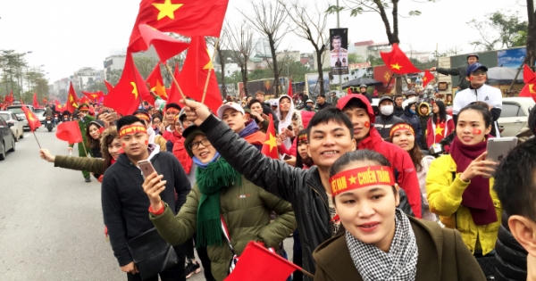 Đoàn người nối dài hàng chục km chào đón U23 Việt Nam