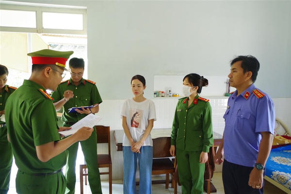 Bắt giữ nữ doanh nhân "rởm" lừa đảo chiếm đoạt của nhiều người Bắt giữ nữ doanh nhân "rởm" lừa đảo chiếm đoạt của nhiều người