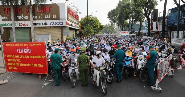 Ùn tắc kéo dài ở chốt kiểm soát ra vào quận Gò Vấp