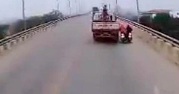 Phú Thọ: Khởi tố tài xế cố tình bẻ lái khiến 2 người đi xe máy bị ngã