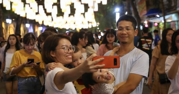 Hà Nội: Hàng nghìn người đổ về phố Hàng Mã chơi Trung Thu Hà Nội: Hàng nghìn người đổ về phố Hàng Mã chơi Trung Thu