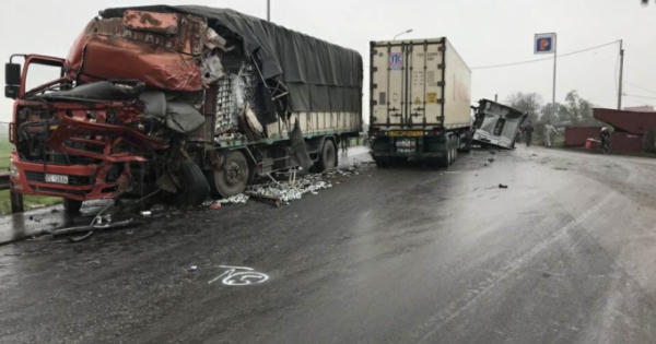 Xe tải biến dạng, container “rơi đầu” sau cú va chạm kinh hoàng