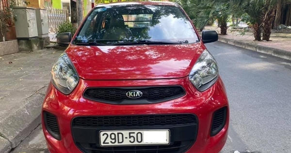 Cửa hàng ô tô cũ giảm giá chờ phá sản, vắng khách triền miên