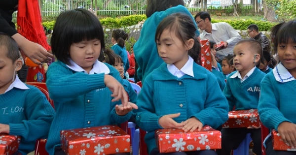 Xúc động lễ khai giảng tại trường khiếm thính