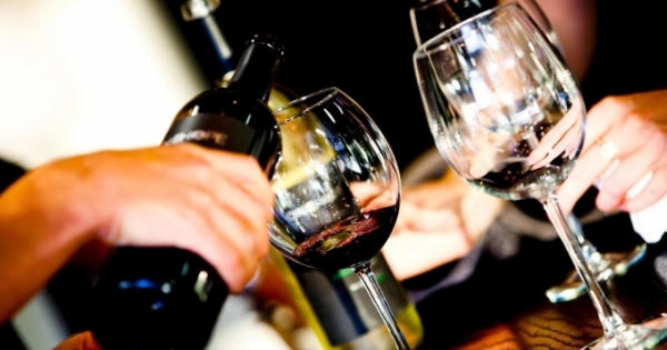 Cận cảnh công nghệ pha chế rượu vang từ nước lã và... cồn Cận cảnh công nghệ pha chế rượu vang từ nước lã và... cồn