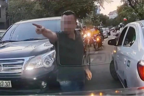 Bấm còi xin đường, nữ tài xế bị người lái taxi tát mạnh vào mặt