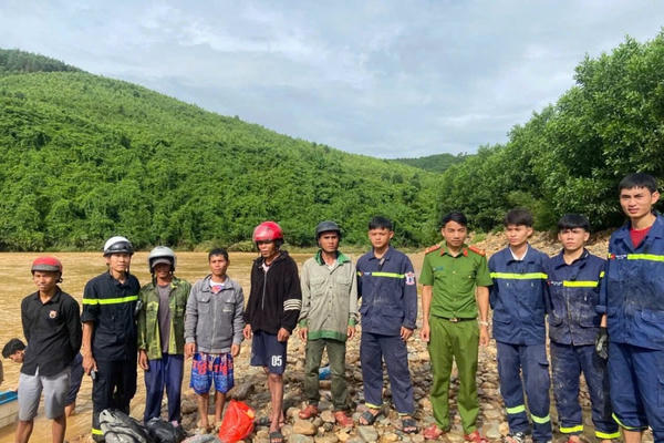 Quảng Trị: Giải cứu 11 người dân bị cô lập do nước lũ dâng cao