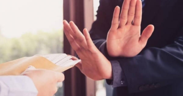 Trả lại quà sao cho đúng luật?