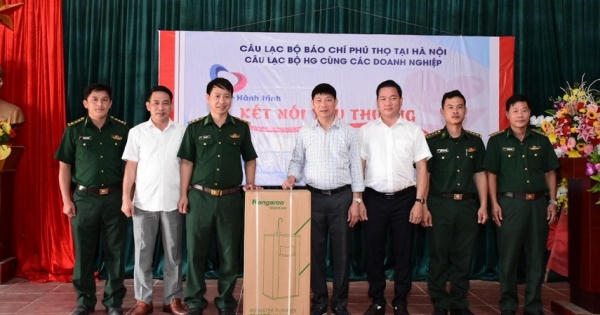 CLB Báo chí Phú Thọ thăm, tặng quà cho học sinh và gia đình có hoàn cảnh khó khăn tại Lào Cai
