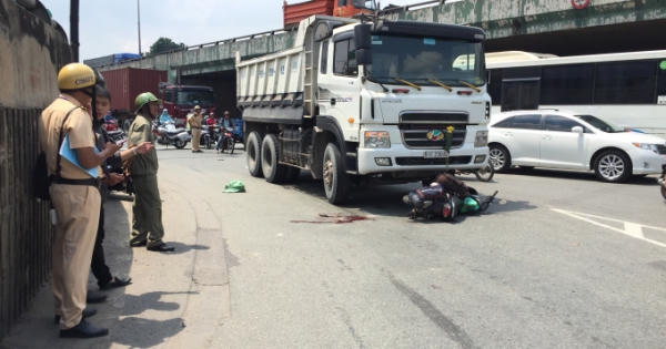 Cán trúng cục gạch, người phụ nữ ngã vào bánh xe tải