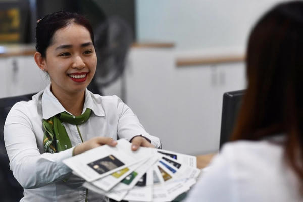 Bộ Tài chính nói gì về tình trạng ngân hàng bắt tay với doanh nghiệp “ép” khách hàng mua bảo hiểm?