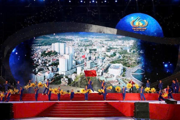 Quảng Ninh bừng sáng đêm nghệ thuật mừng Đại hội XVI