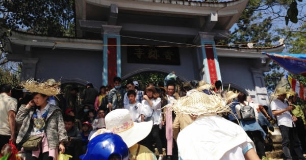 Hà Tĩnh: Nườm nượp người trẩy hội tại Hoan Châu đệ nhất danh lam Hà Tĩnh: Nườm nượp người trẩy hội tại Hoan Châu đệ nhất danh lam