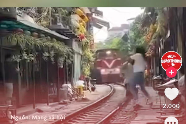 Để du khách chạy ra nhảy múa trước đoàn tàu hoả: Phạt chủ quán cà phê 7,5 triệu đồng