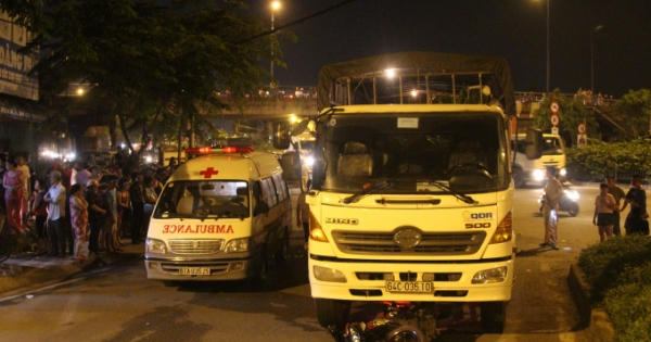 Xe tải kéo lê xe máy trên đường, người phụ nữ chết thảm