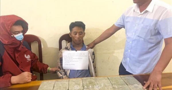 Đang ôm 14 bánh heroin đi tiêu thụ, gặp ngay công an huyện