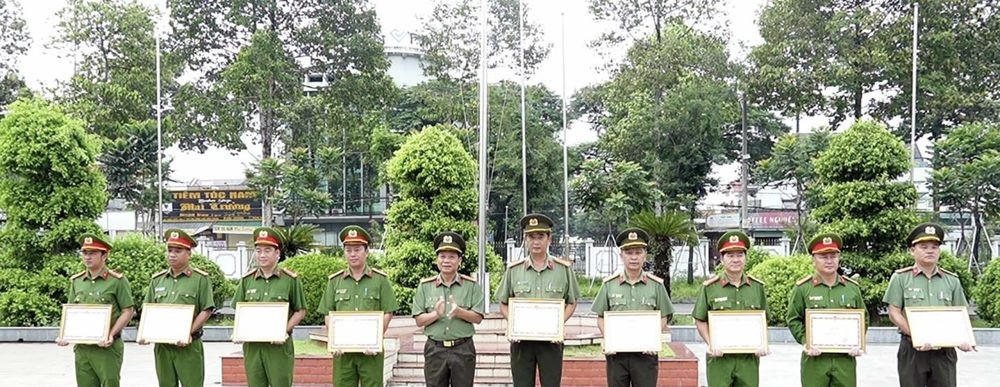 Bộ trưởng Bộ Công an tặng bằng khen cho tập thể và cá nhân Công an Bình Phước