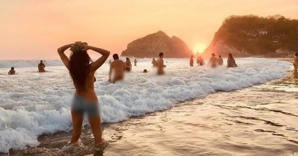 Du khách ùn ùn đổ xô tới bãi biển khỏa thân để giải tỏa bí bách