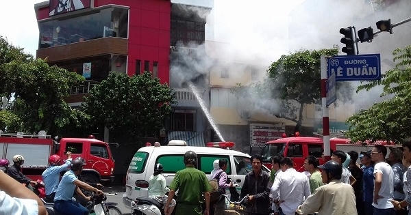 Hà Nội: Cháy lớn cạnh nhà hàng KFC trên đường Lê Duẩn