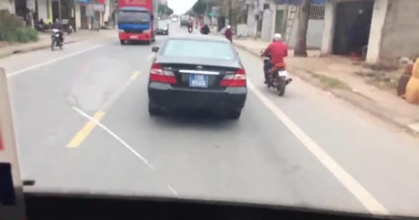 Clip xe ô tô biển xanh "làm xiếc" trên đường
