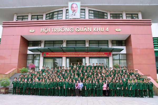 Ban Liên lạc Đại đoàn Đồng Bằng - Sư đoàn 320 dâng hương báo công với Bác Hồ