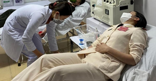 Không kịp thay lễ phục, nữ Đại uý Công an đến ngay bệnh viện hiến máu cứu người