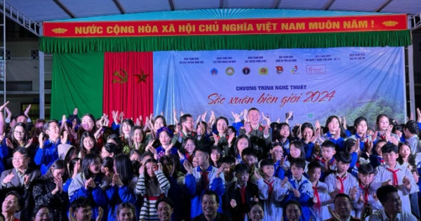 Các chiến sĩ Công an nhân dân mang xuân đến vùng Biên cương