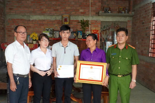 Tây Ninh: Truy tặng bằng khen cho người dân hy sinh trong đấu tranh phòng, chống tội phạm