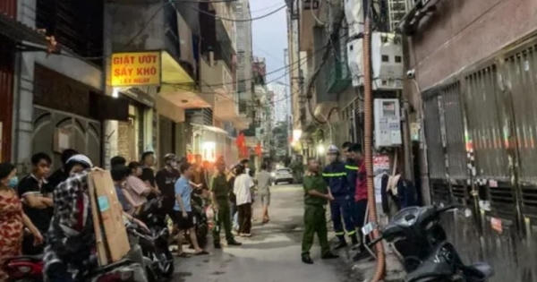 Lửa bùng cháy tại nhà có nhiều căn hộ cho thuê ở quận Cầu Giấy khiến người dân hoảng hốt