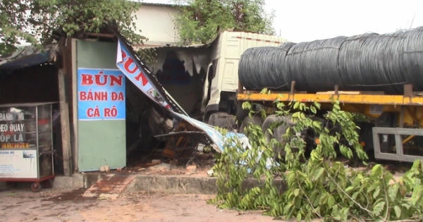 Bình Dương: Xe container bất ngờ tông sập quán bún bên đường
