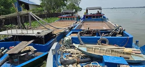 Khai thác cát, bùn trái phép, nhóm đối tượng bị bắt quả tang