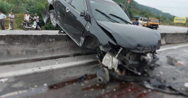 “Xế hộp” nát đầu “bay” lên dải phân cách sau tai nạn