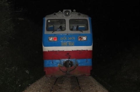 Người đàn ông bị tàu hàng tông nguy kịch khi đi bộ qua đường sắt trong đêm