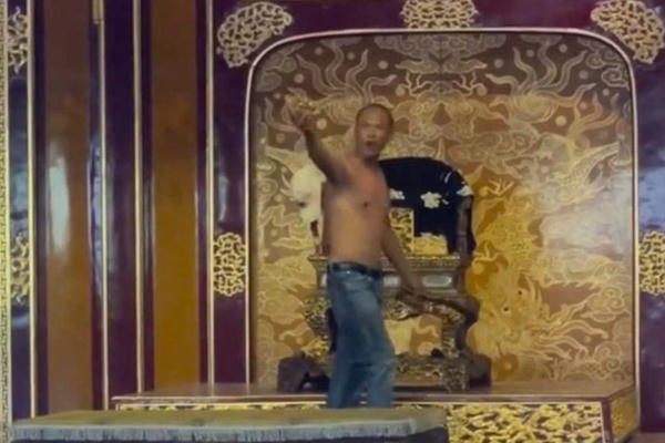 Tạm giữ người đàn ông đập gãy ngai vàng triều Nguyễn