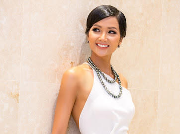 Hoa hậu H'Hen Niê, Á hậu Hoàng Thùy, Á hậu Mâu Thủy khoe dáng trong trang phục rực rỡ