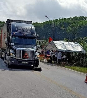 Hà Tĩnh: Xe máy va chạm với container, 2 vợ chồng thương vong