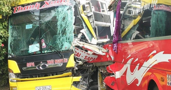 Tuyên Quang: Xe khách đấu đầu kinh hoàng, tài xế nhập viện