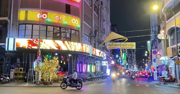 Phố Tây Bùi Viện 'vắng như chùa Bà Đanh' vì COVID-19