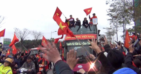 Video: U23 Việt Nam được người dân Thủ đô chào đón như những anh hùng