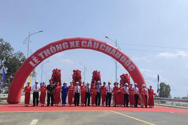 Cầu Châu Đốc thông xe