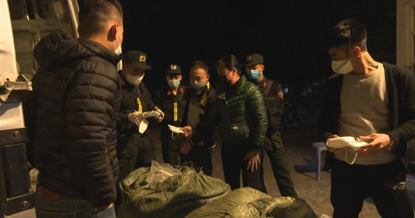 Quảng Ninh: Chặn đứng xe tải chở 10.000 khẩu trang không rõ nguồn gốc giữa tâm dịch Covid-19