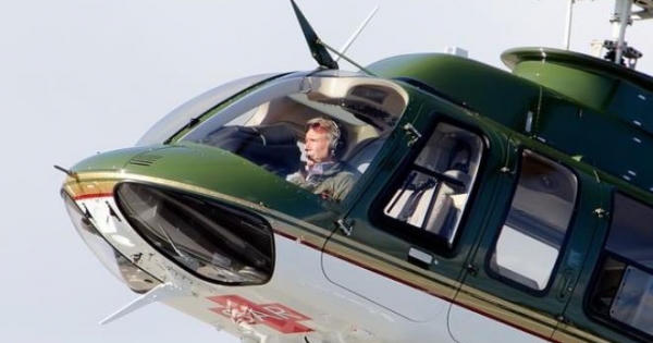 'Quáng gà', Harrison Ford cưỡi trực thăng đáp xuống... làn đường taxi