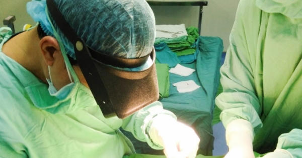 Phẫu thuật lấy đầu bút chì nằm trong hốc mắt cháu bé suốt 5 năm ròng rã