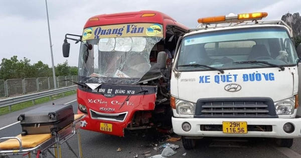 Xe khách va chạm xe quét đường trên cao tốc Hải Phòng- Hạ Long, nhiều người bị thương