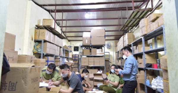 "Phá" kho nước hoa, mỹ phẩm khủng giả nhãn hiệu nổi tiếng thế giới