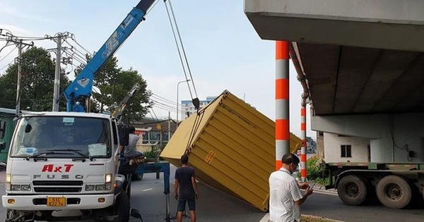 Container va vào gầm cầu vượt An Sương, rớt xuống đường