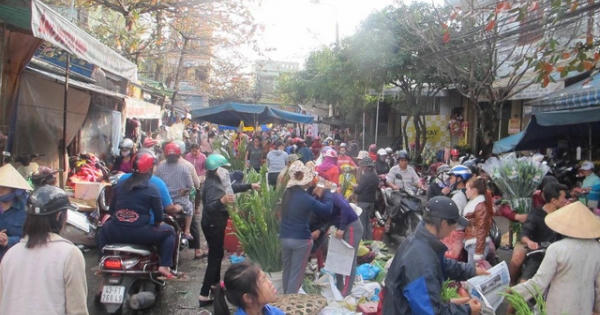 “Chen chân” sắm Tết trong phiên chợ cuối năm