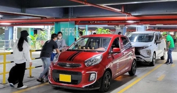 Xe công nghệ có làn riêng đón khách ở Tân Sơn Nhất