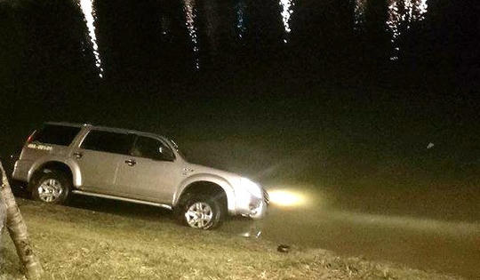 Lâm Đồng: Ô tô mất lái lao xuống hồ Xuân Hương lúc nửa đêm